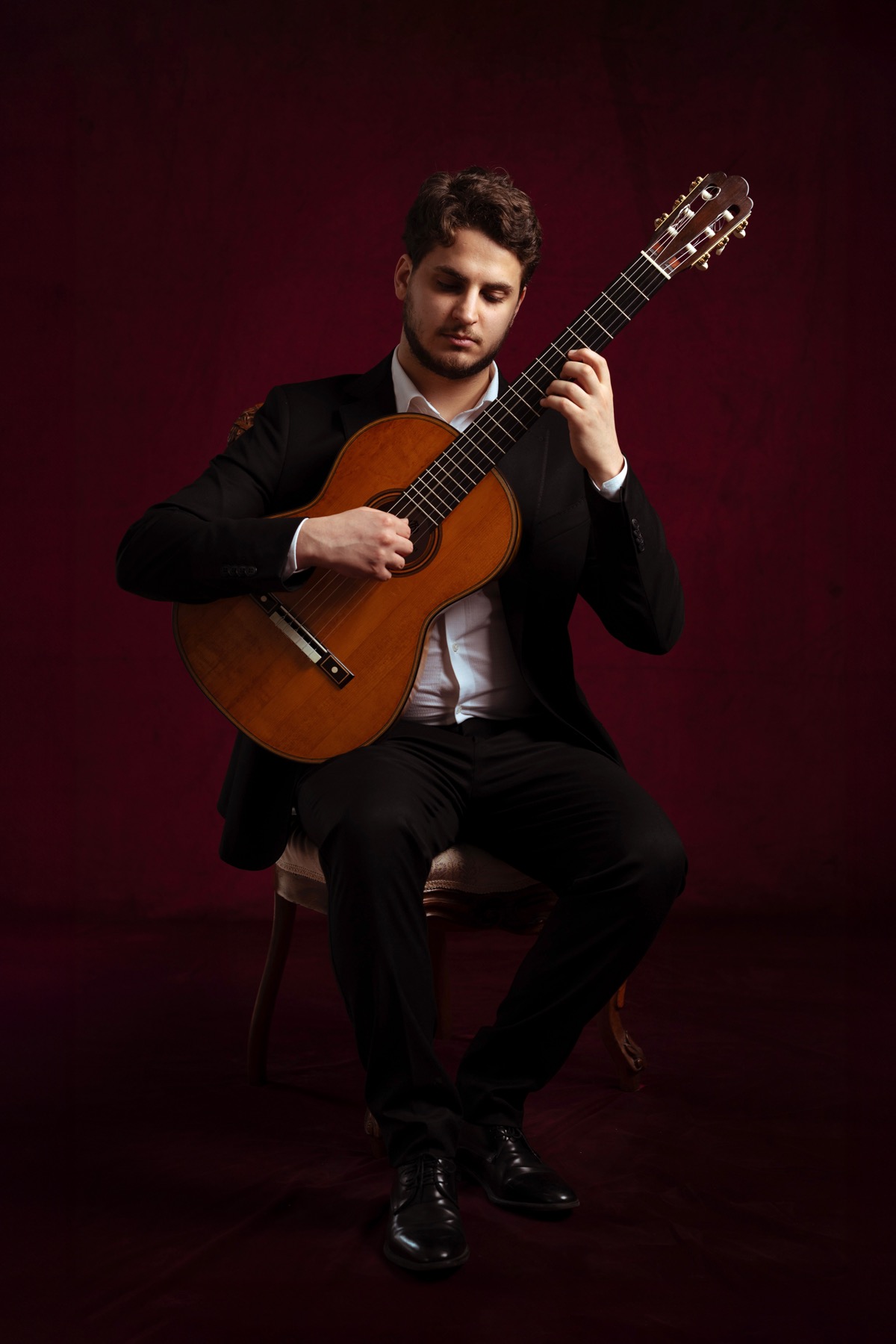Nicholas Rocca durante un'esecuzione alla chitarra